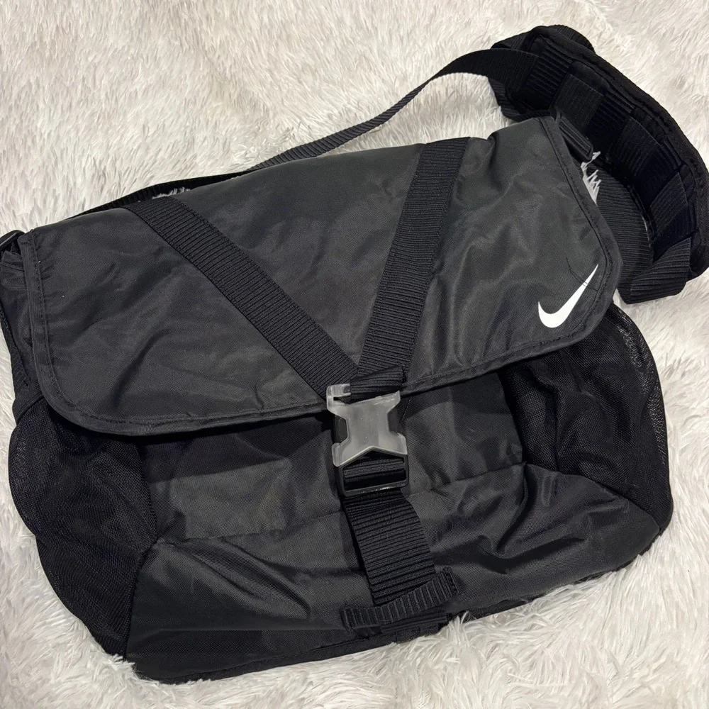 Nike NSW Essentials Messenger Bag Black/Iron Grey-White New Men's OS